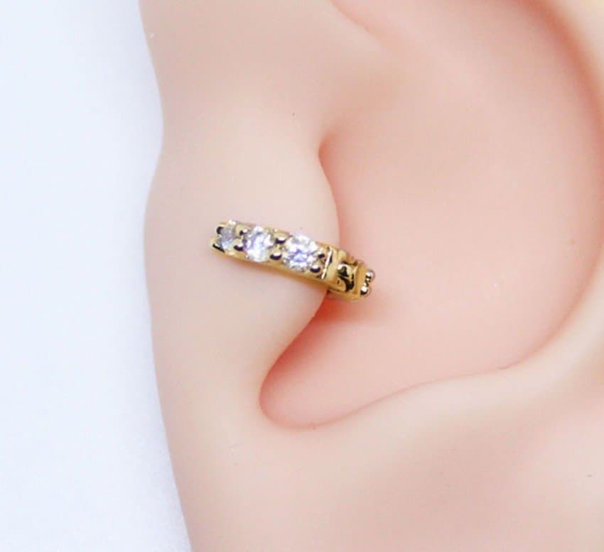 Piercing Trágus Mini Argola Folheada a Ouro com Zircônias 4,5mm