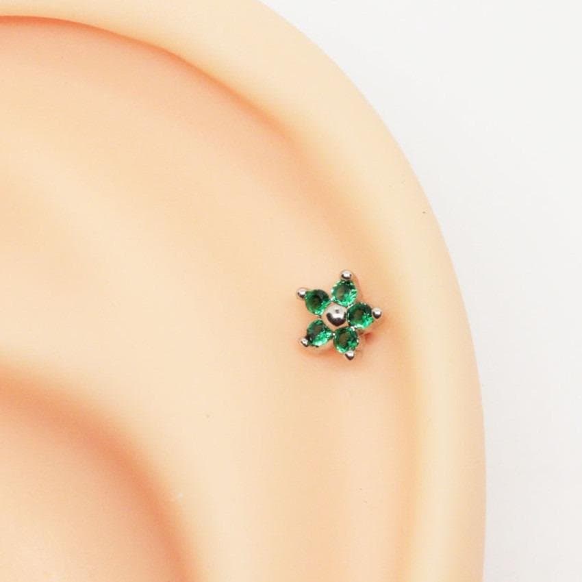Piercing Hélix Flor Cravejada com Zircônias Esmeralda