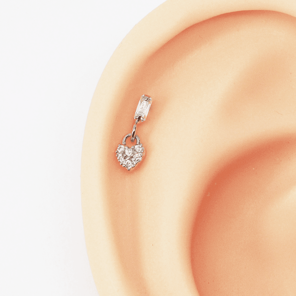 Piercing Hélix Cartilagem Pendente Coração Pavê Mini Cravejado com Zircônias Folheado a Ouro Branco