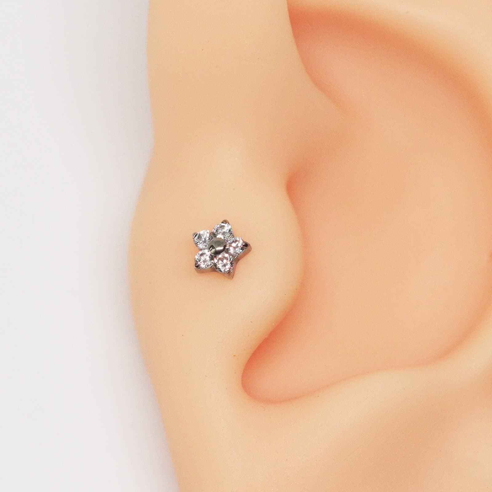 Piercing Tragus Titânio Flor Cravejada Rosca Interna