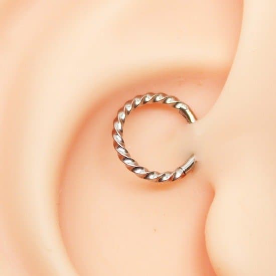 Piercing Daith Segmento Clicker em Aço Cirúrgico Torcido 8mm
