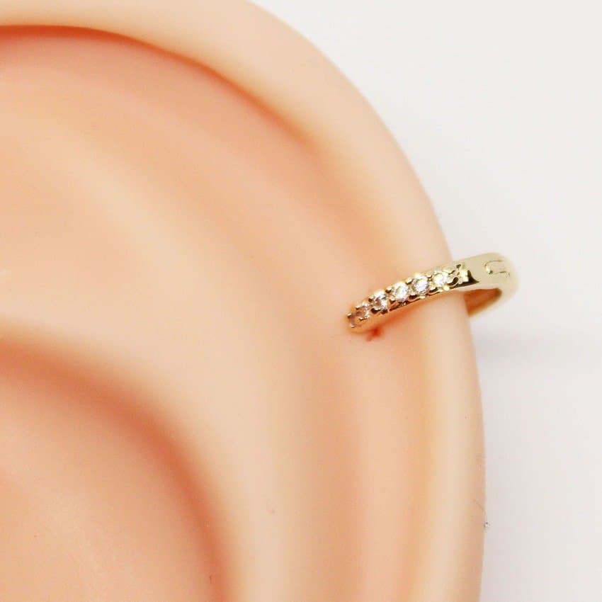 Piercing Hélix Argola Fina Folheada a Ouro Cravejada