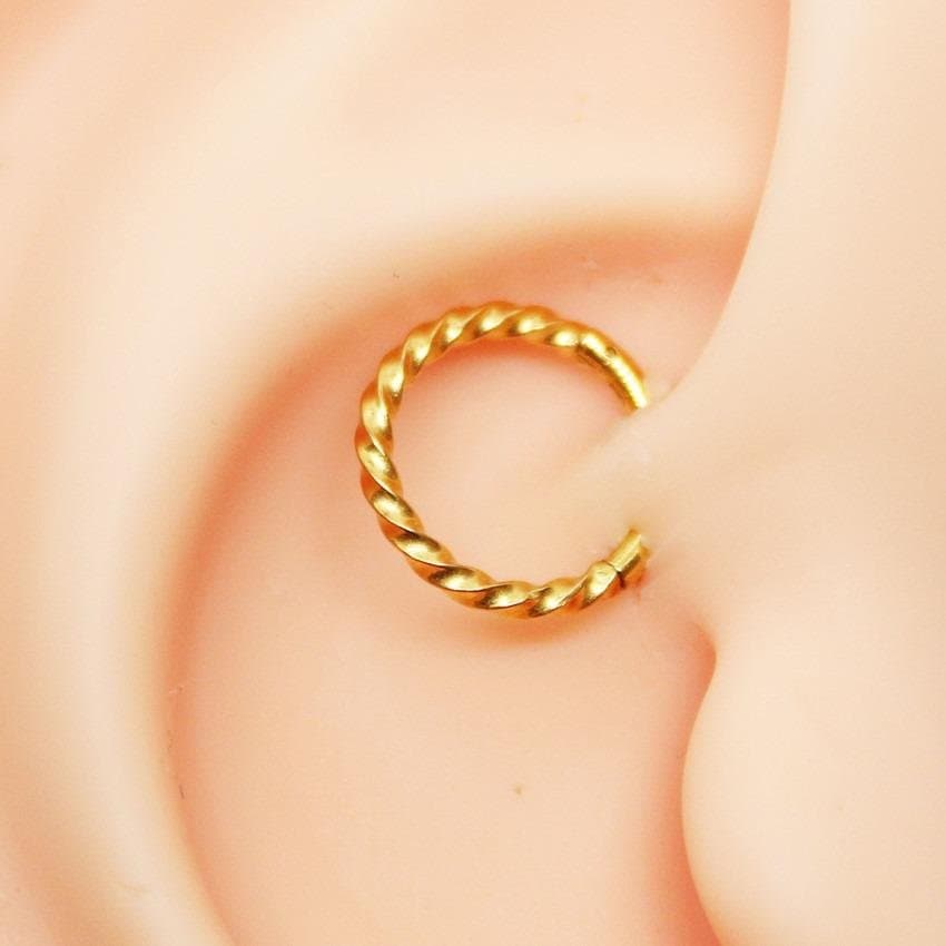 Piercing Daith Segmento Clicker em Aço Cirúrgico PVD Gold Torcido 8mm