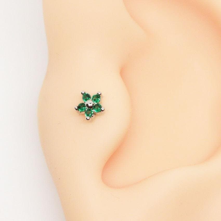 Piercing Trágus Flor Cravejada com Zircônias Esmeralda