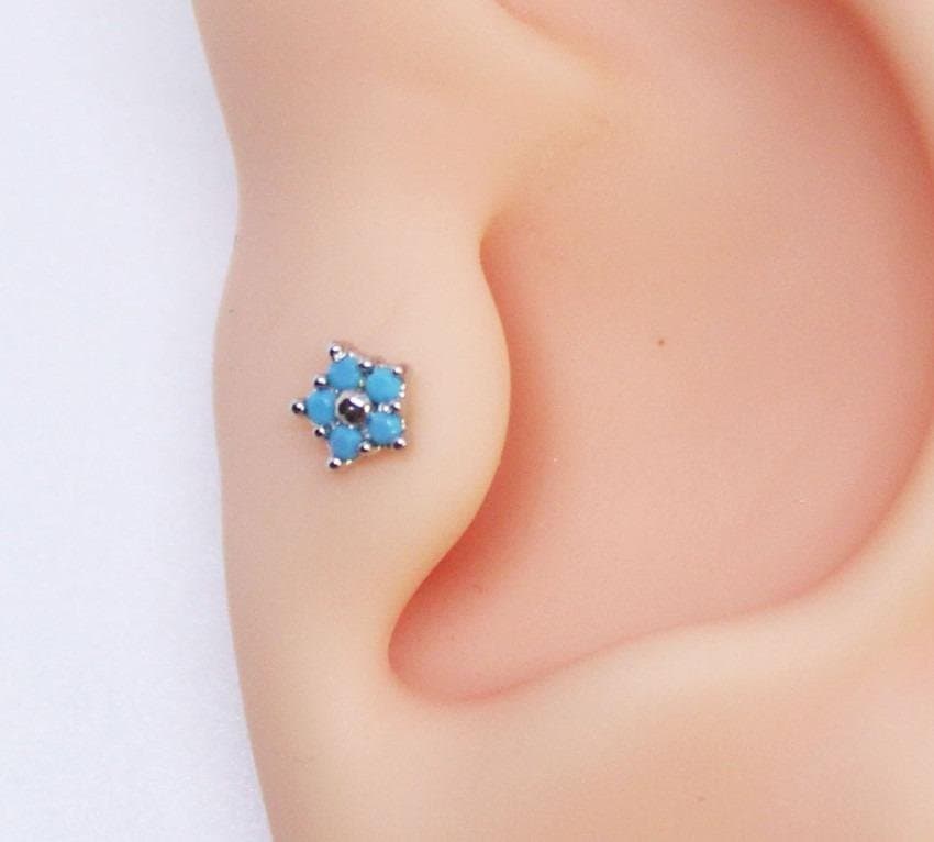Piercing Trágus Flor Cravejada com Pedras Turquesas