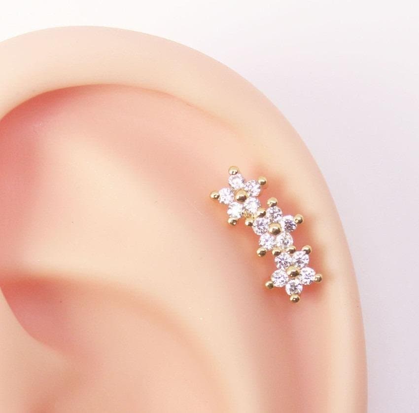 Piercing Hélix Cluster Três Flores Folheado a Ouro