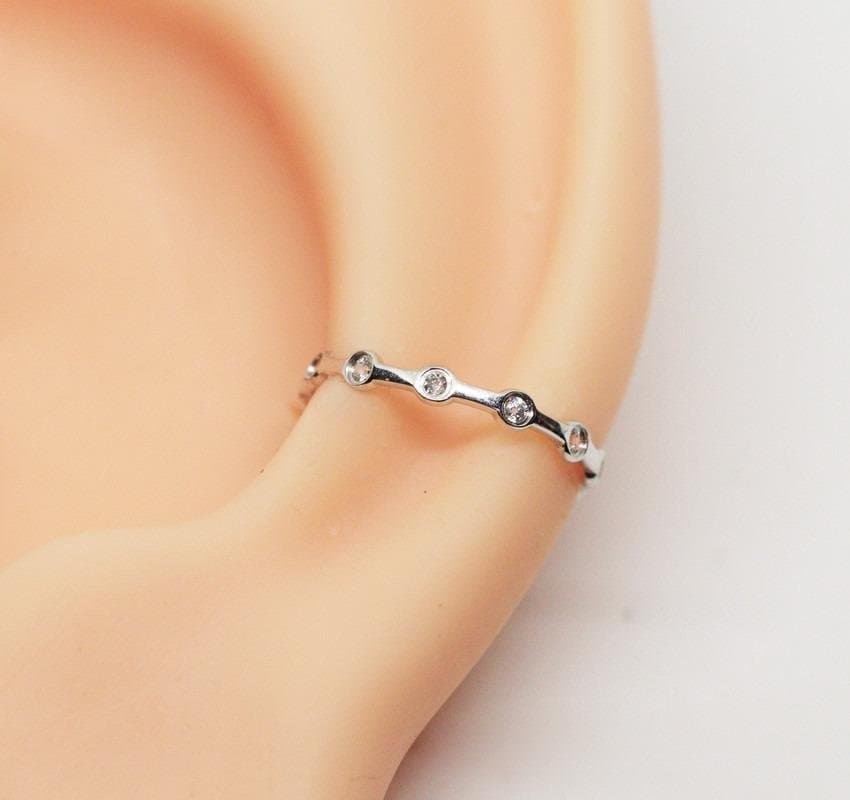 Piercing de Conch Cravejado Salteado Torção Ouro Branco 18k