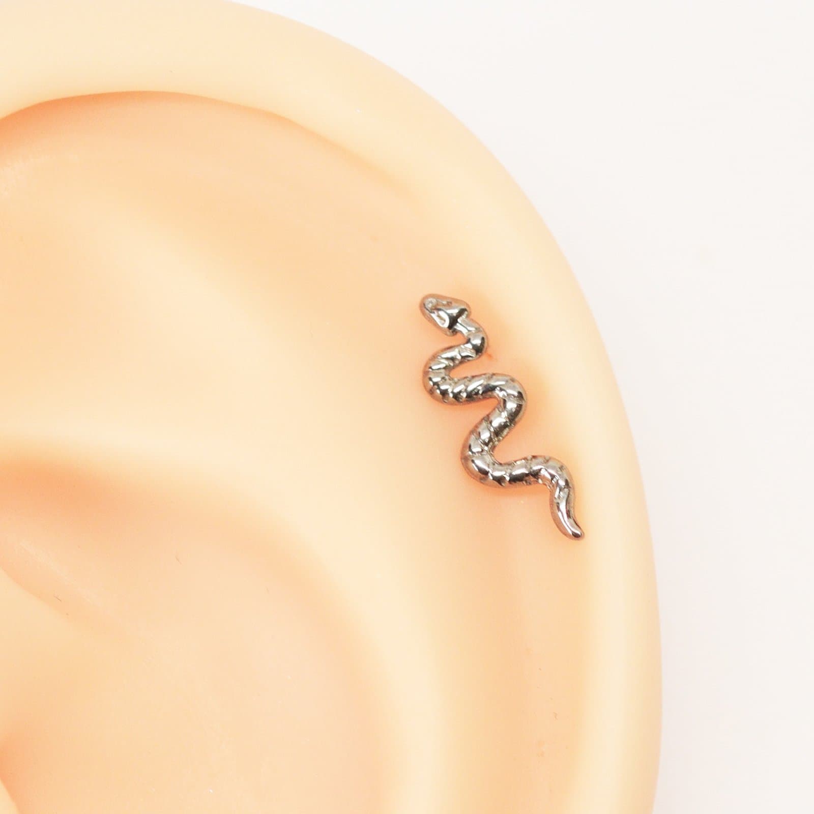 Piercing Hélix Labret Cobra em Titânio