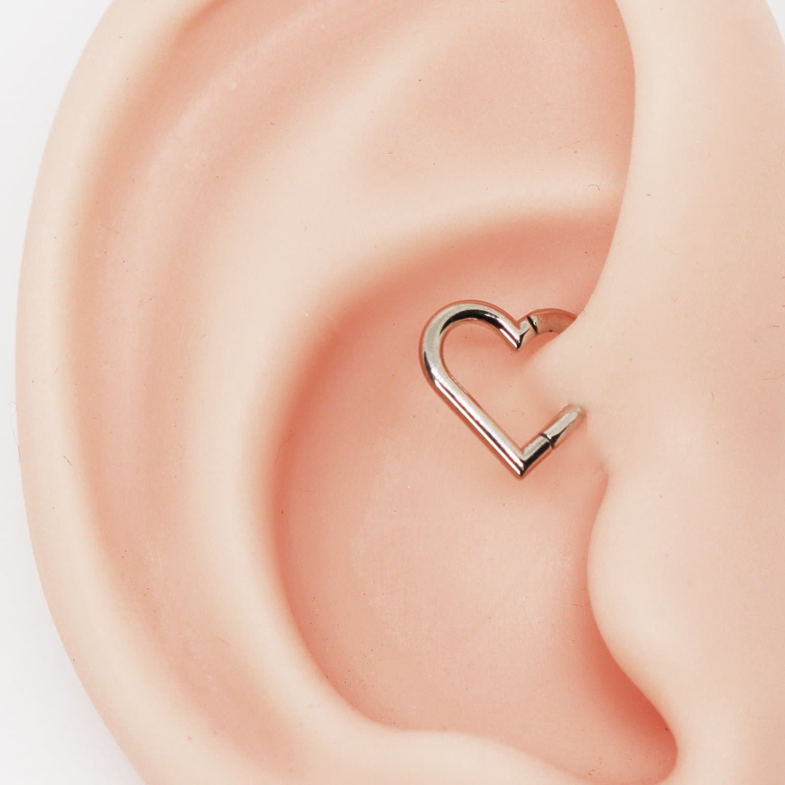 Piercing Daith Coração Segmento Clicker em Aço Cirúrgico 8mm