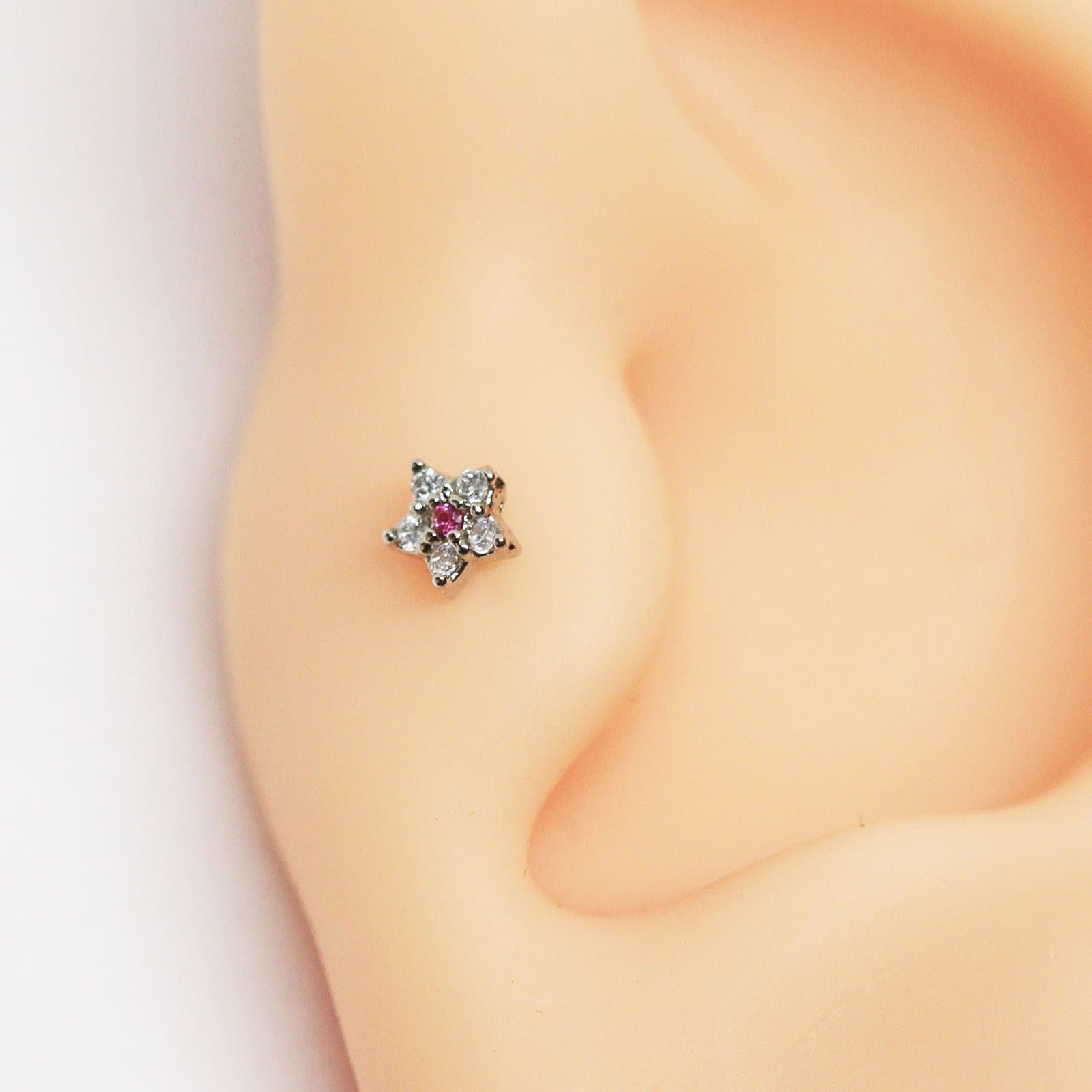 Piercing Trágus Flor Cravejada com Miolo Rosa