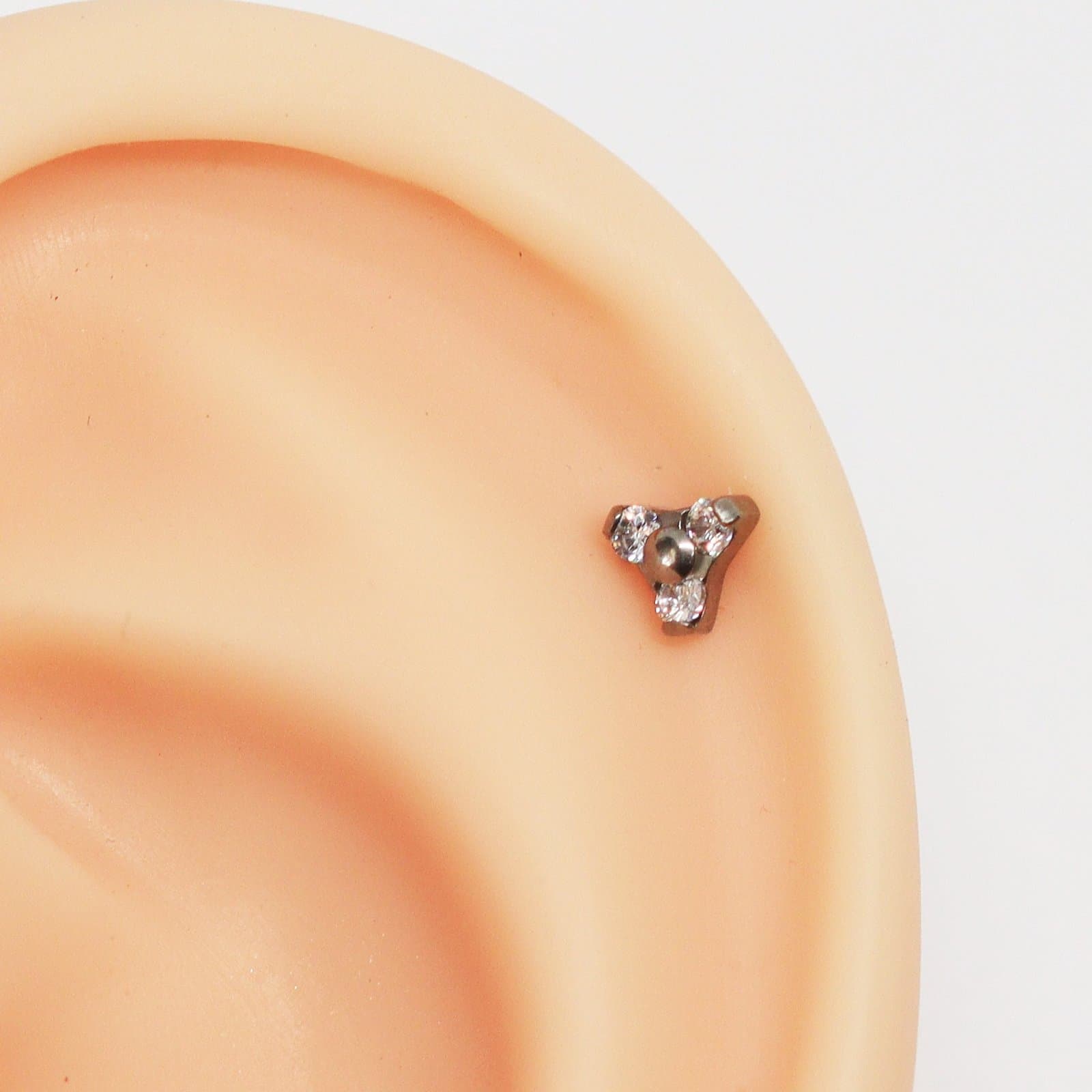 Piercing Labret Trinity em Titânio Natural